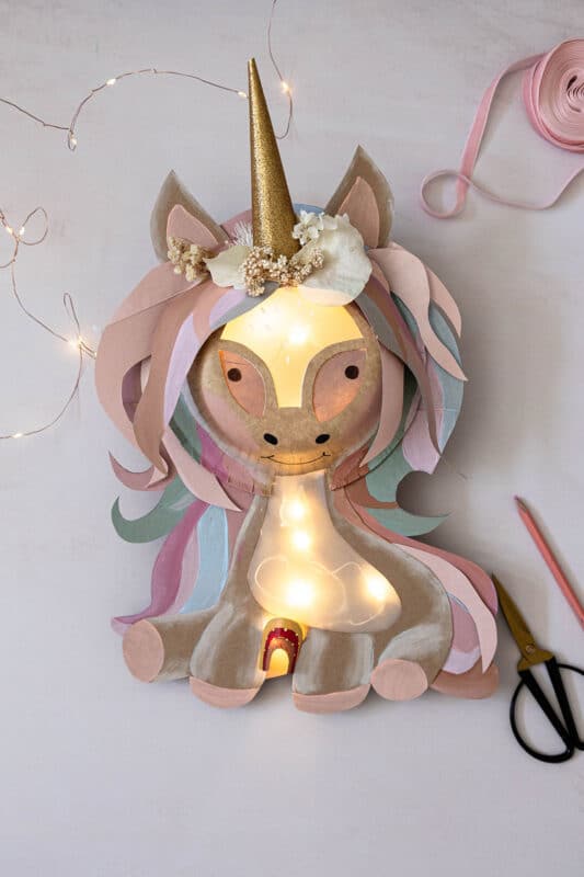 Einhorn-Laterne basteln – Einfache DIY-Idee mit Papptellern für St. Martin 12 12 Einhorn Laterne im Boho Look basteln