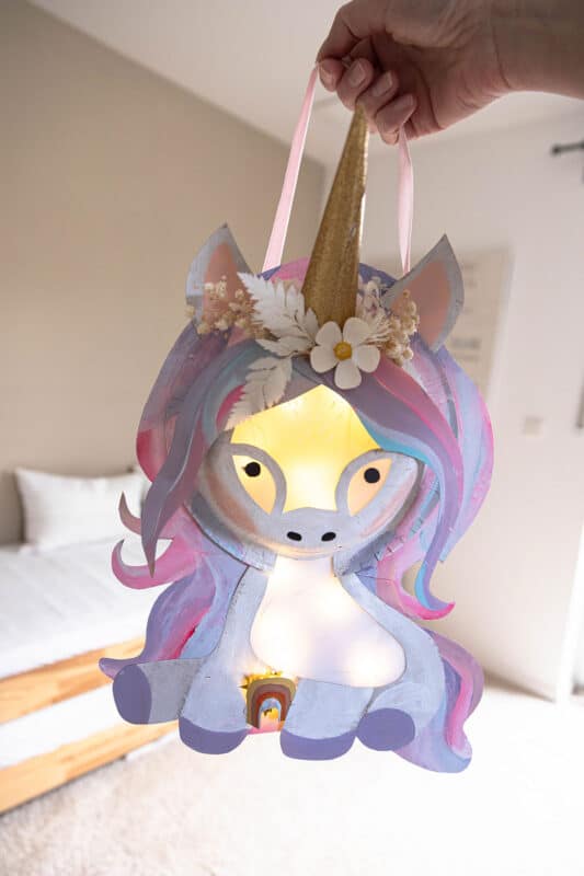 Einhorn-Laterne basteln – Einfache DIY-Idee mit Papptellern für St. Martin 13 13 Einhorn-Laterne basteln: Einfaches DIY mit Papptellern für St. Martin