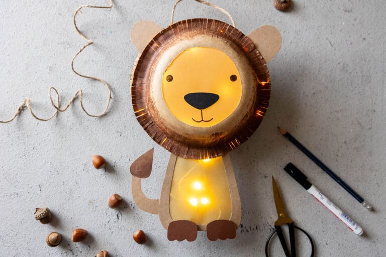 Löwen Laterne basteln mit Vorlage und Papptellern