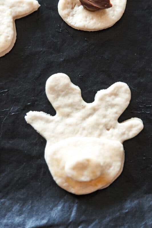 Schnell & einfach: Rentiere aus Quark-Öl-Teig zu Weihnachten backen 10 10 Quark-Öl-Teig Rentiere mit Eigelb bestreichen