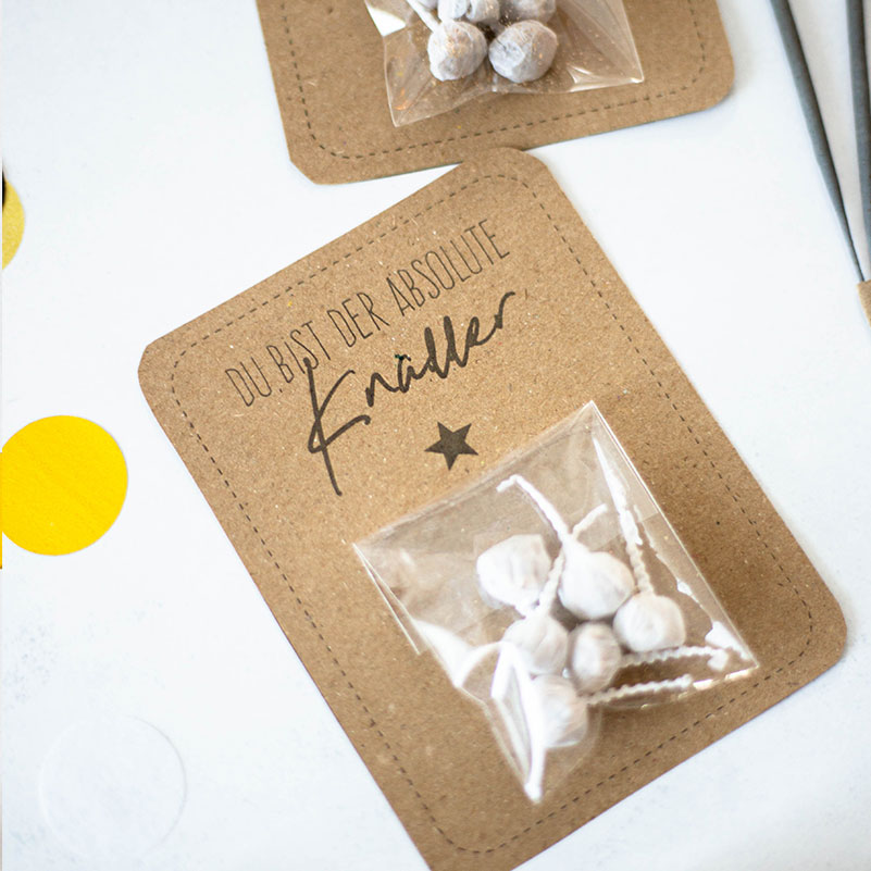 11 kreative Ideen zum Silvester basteln – Deko, Gastgeschenke & Glücksbringer 24 24 Geschenk Knallerbsen und Wunderkerzen