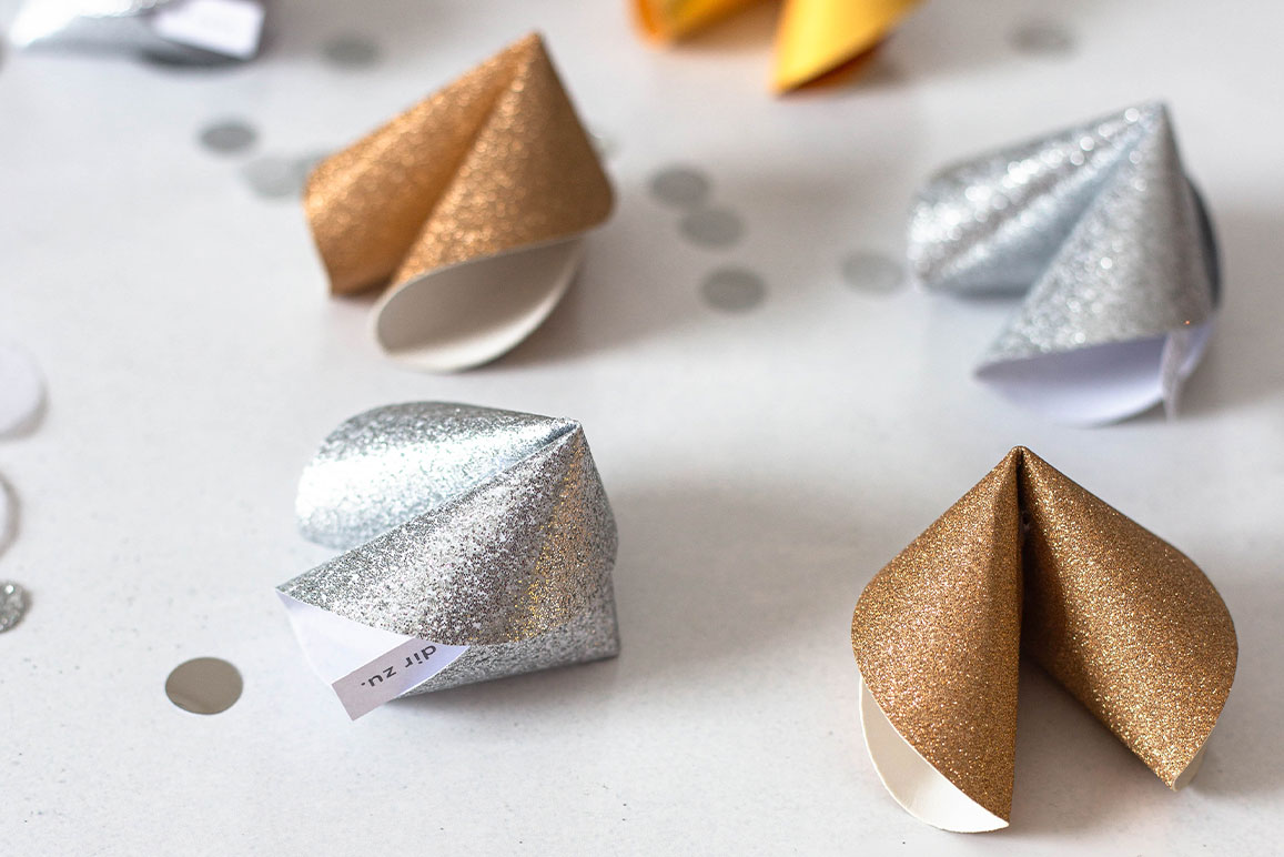 Glückskekse selber machen für Silvester – mit Vorlage und Sprüchen