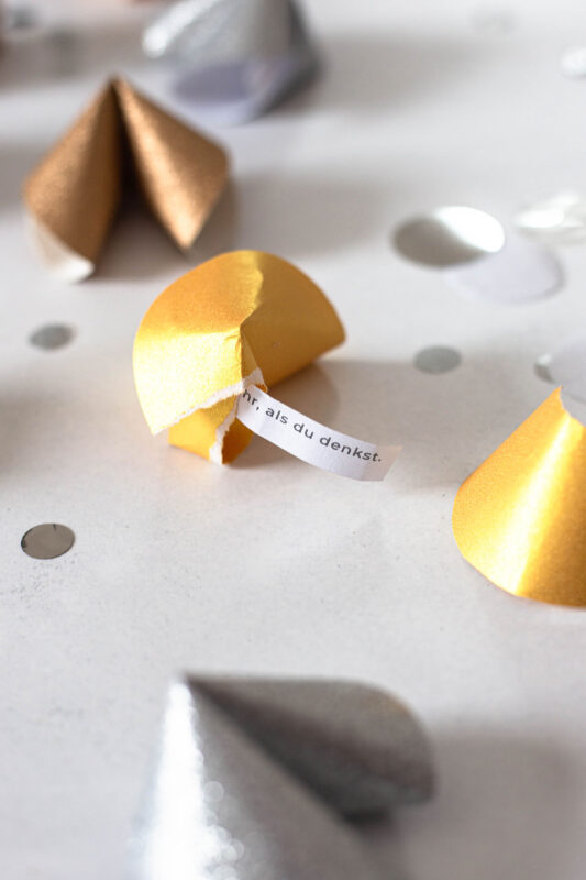 Glückskekse aufreißen