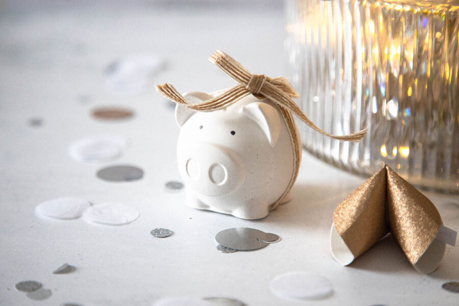 11 kreative Ideen zum Silvester basteln – Deko, Gastgeschenke & Glücksbringer 22 22 Glücksschwein aus Raysin basteln