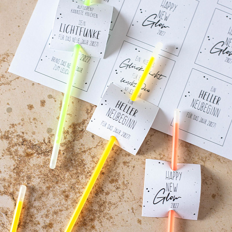 11 kreative Ideen zum Silvester basteln – Deko, Gastgeschenke & Glücksbringer 1 1 Knicklichter Vorlage für Silvester