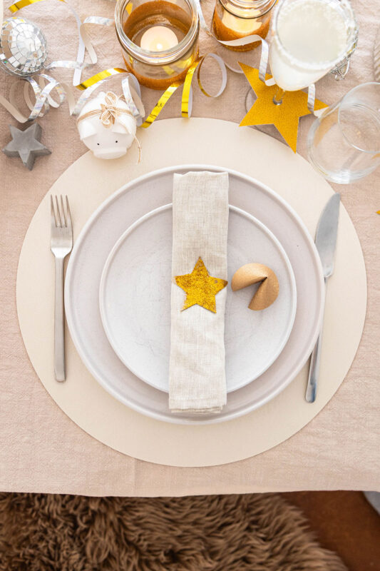 Silvester Deko basteln: einfache Glitzer-Windlichter für deinen Tisch 11 11 Tischdeko mit Tellern und Serviette für Silvester