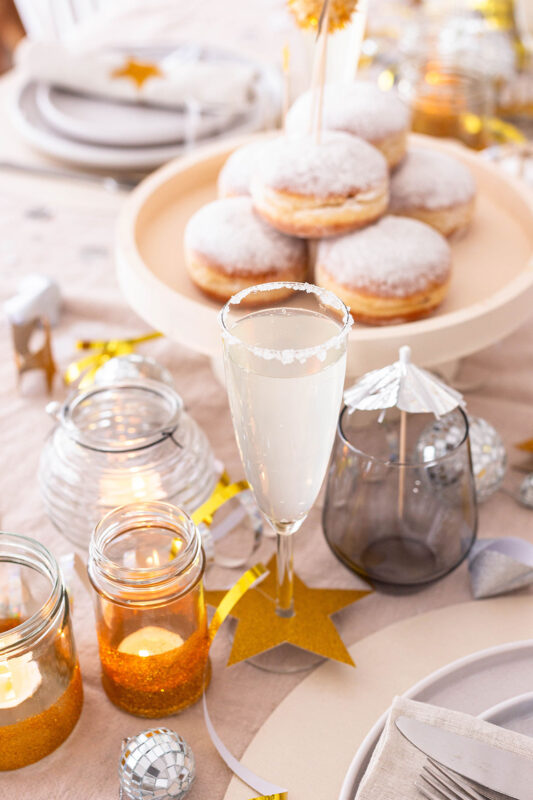 Silvester Deko basteln: einfache Glitzer-Windlichter für deinen Tisch 14 14 Silvester Deko Idee auf dem Tisch