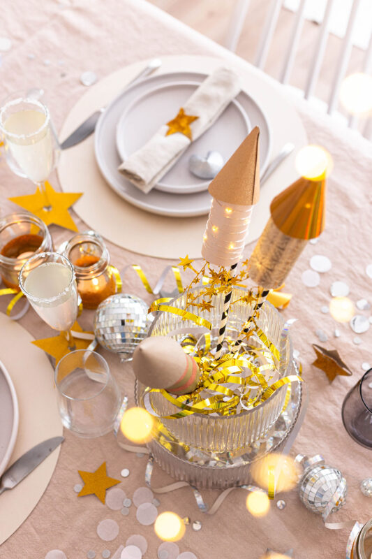 11 kreative Ideen zum Silvester basteln – Deko, Gastgeschenke & Glücksbringer 6 6 Silvester Deko basteln: leuchtende Raketen für deinen Tisch