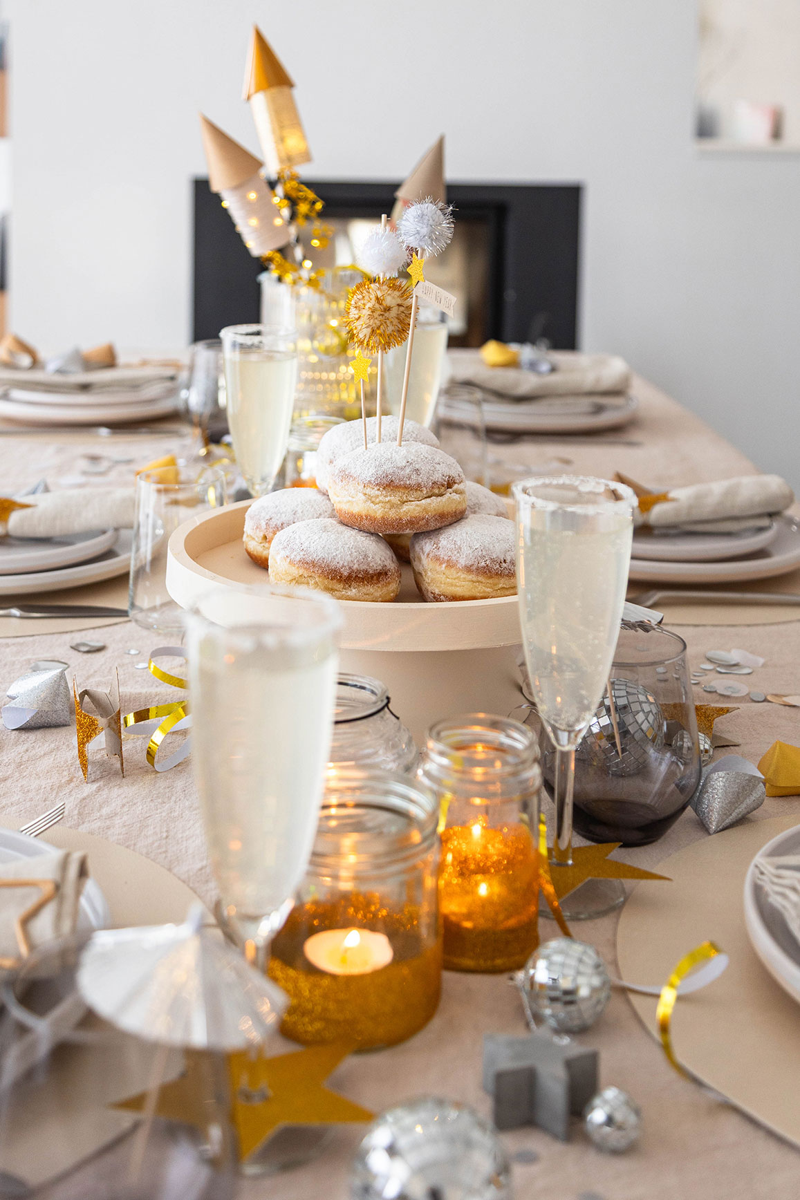 Silvester Deko basteln: einfache Glitzer-Windlichter für deinen Tisch 20 20 Silvester Deko Idee für den Tisch