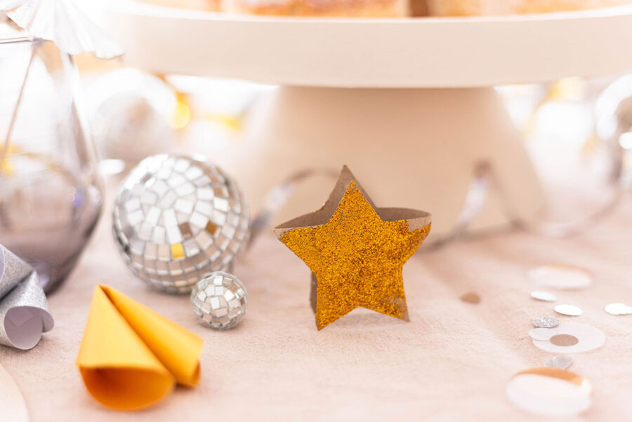 Silvester Deko basteln: goldene Sterne aus Klorollen