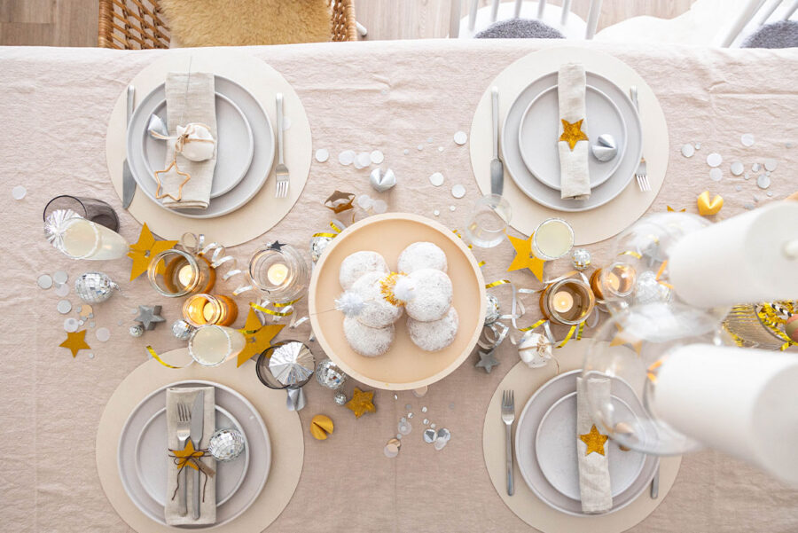 Silvester Deko Idee mit Windlichtern, Luftschlangen, Konfetti und Sternen