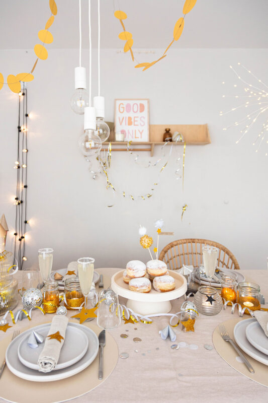 11 kreative Ideen zum Silvester basteln – Deko, Gastgeschenke & Glücksbringer 7 7 Silvester Deko: stilvolle Ideen für eine festliche Tischdeko zum Jahreswechsel