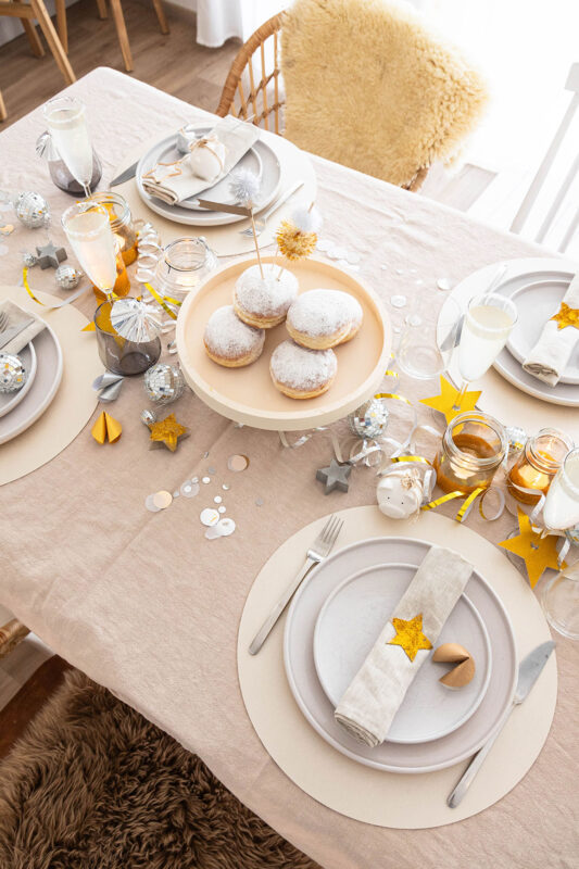 festliche Tischdeko für in gold und silber