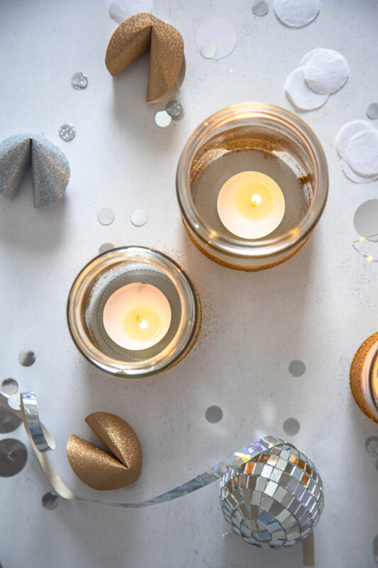 Silvester Deko basteln: einfache Glitzer-Windlichter für deinen Tisch 9 9 Deko Idee für Silvester