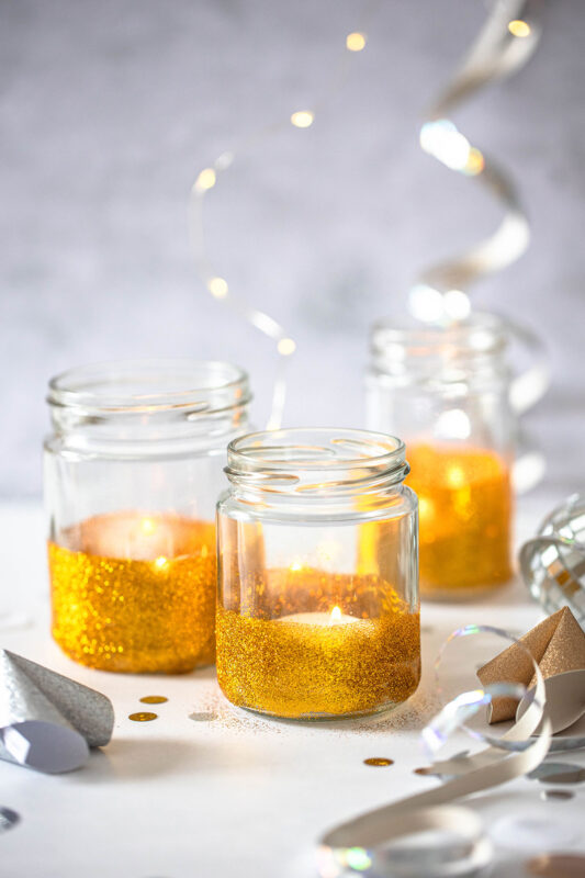 Silvester Deko basteln: einfache Glitzer-Windlichter für deinen Tisch 1 1 Bastelidee: einfache Glitzer-Windlichter