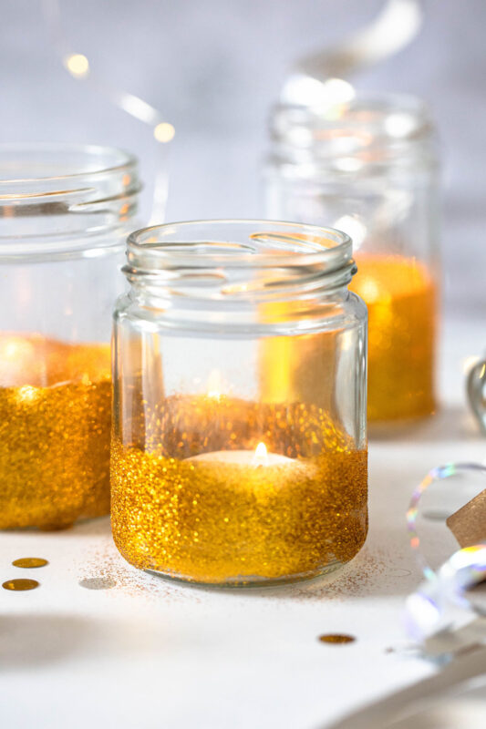 Silvester Deko basteln: einfache Glitzer-Windlichter für deinen Tisch 2 2 Bastelidee: Windlichter für die Silvester Deko