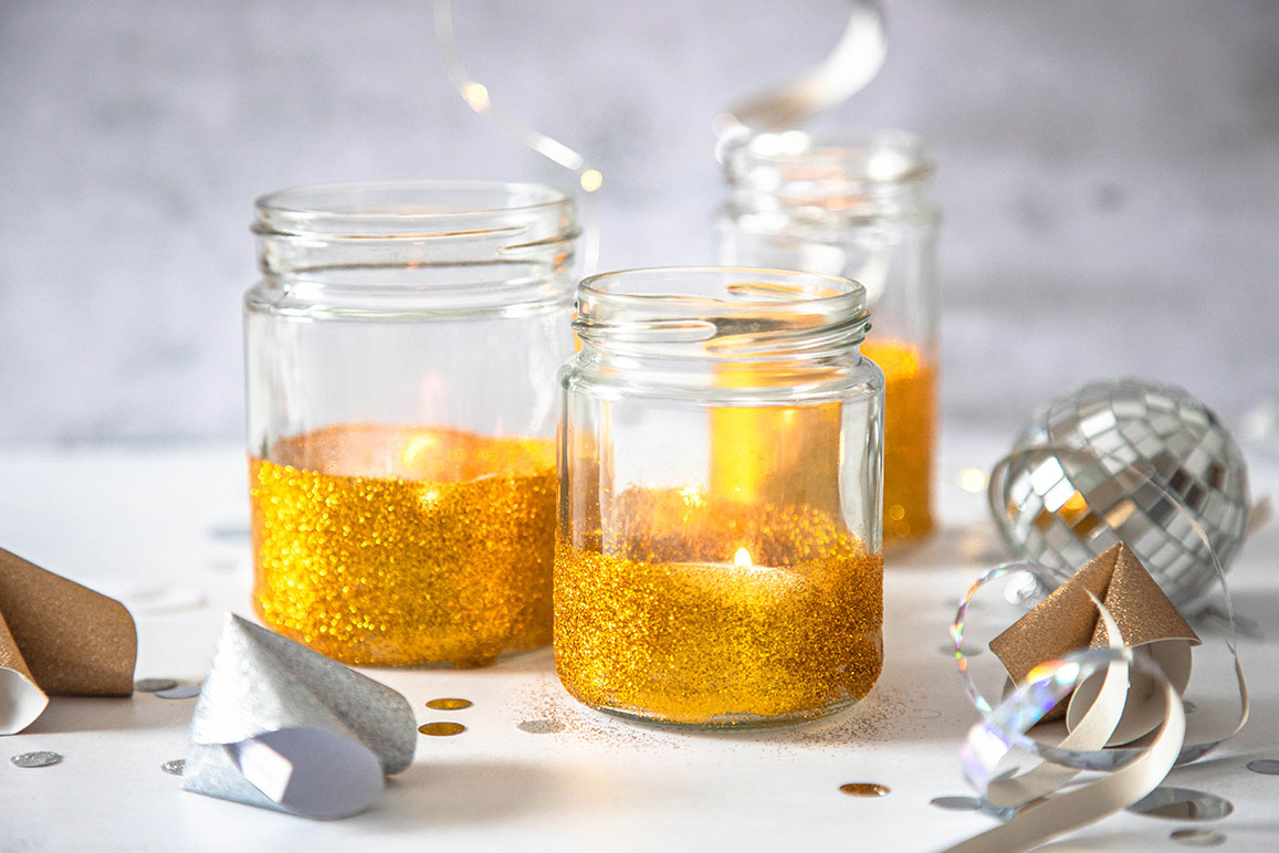 Silvester Deko basteln: einfache Glitzer-Windlichter für deinen Tisch