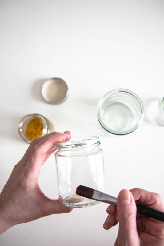 Silvester Deko basteln: einfache Glitzer-Windlichter für deinen Tisch 6 6 Windlichter basteln für die Silvester Deko: Schritt 1