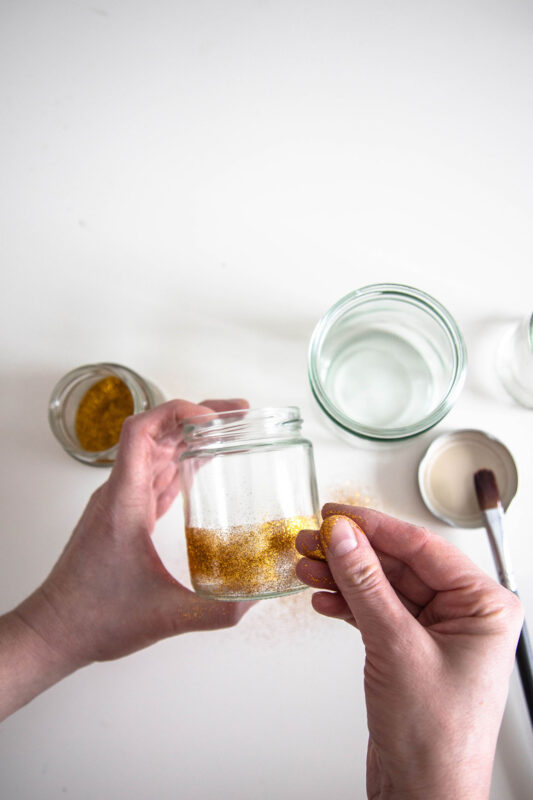 Silvester Deko basteln: einfache Glitzer-Windlichter für deinen Tisch 7 7 Windlichter basteln für die Silvester Deko: Schritt 2