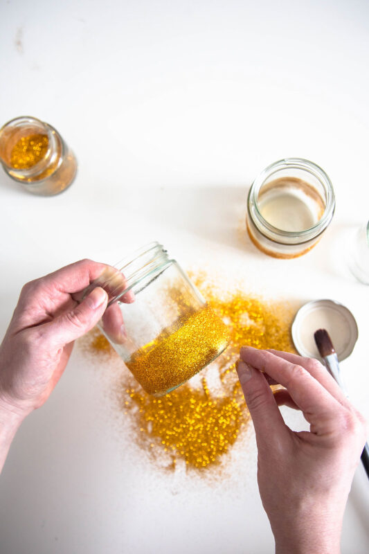 Silvester Deko basteln: einfache Glitzer-Windlichter für deinen Tisch 8 8 Windlichter mit Glitzer bestreuen