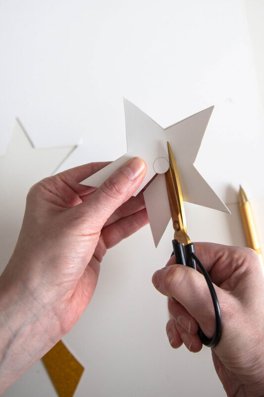 11 kreative Ideen zum Silvester basteln – Deko, Gastgeschenke & Glücksbringer 17 17 Sterne für Gläser aus Glitzerkarton ausschneiden