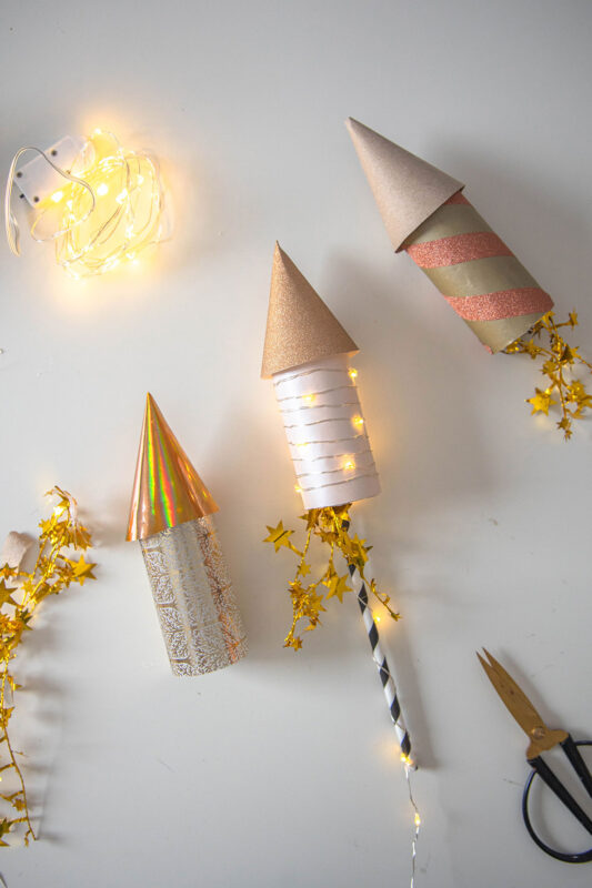 Silvester Deko Idee - Raketen mit Lichterkette beleuchten