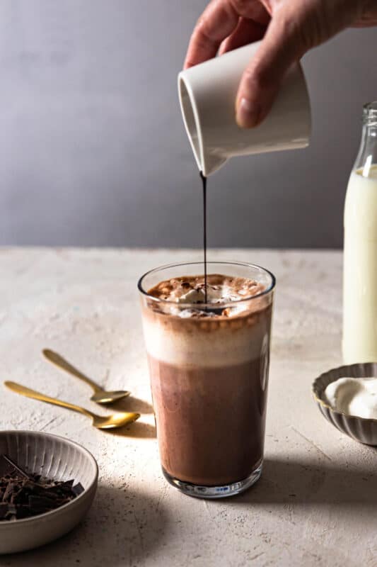 Heiße Schokolade Rezept: Die beste heiße Schokolade wie im Café 3 3 Heiße Schokolade mit Schoko-Sirup genießen