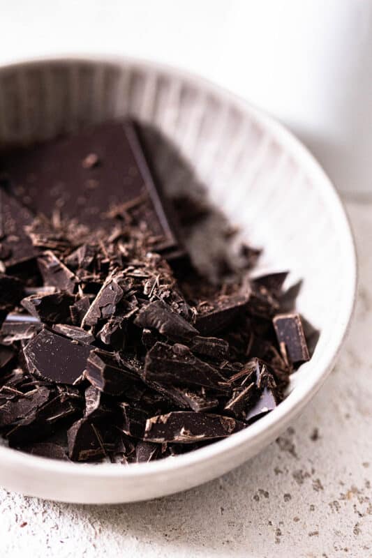 Heiße Schokolade Rezept: Die beste heiße Schokolade wie im Café 13 13 Schokolade hacken, damit die schneller schmilzt