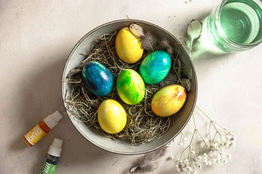 Eier färben mit Lebensmittelfarbe: Einfache Anleitung für marmorierte Ostereier 9 9 Ostereier marmorieren Papier entfernen