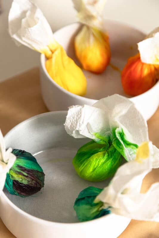 Ostereier färben: 5 kreative Ideen für wunderschöne Ostereier 10 10 Eier faerben mit Lebensmittelfarbe ostereier marmorieren 11