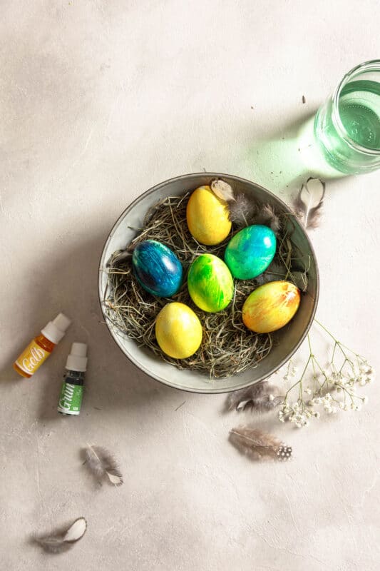 Eier färben mit Lebensmittelfarbe: Einfache Anleitung für marmorierte Ostereier 1 1 Eier färben mit Lebensmittelfarbe zu Ostern