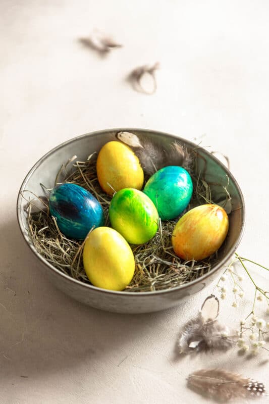 Eier färben mit Lebensmittelfarbe