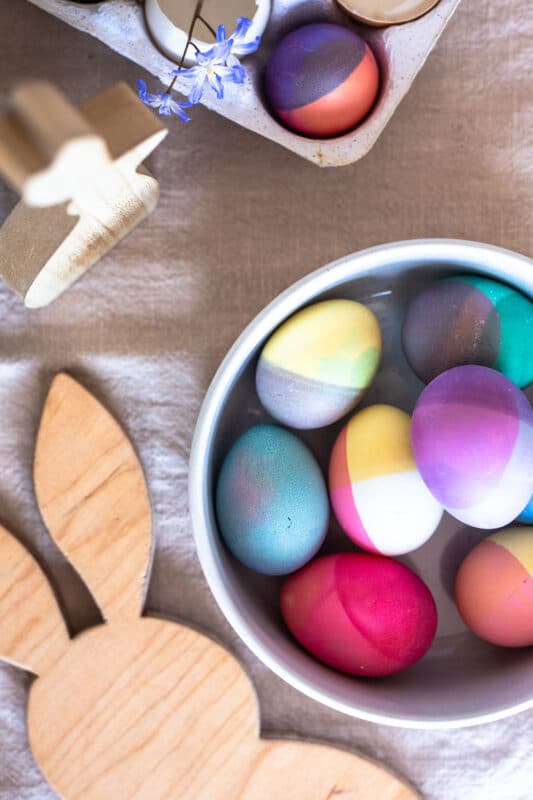 Ostereier färben: 5 kreative Ideen für wunderschöne Ostereier 15 15 Ostereier faerben color blocking 2