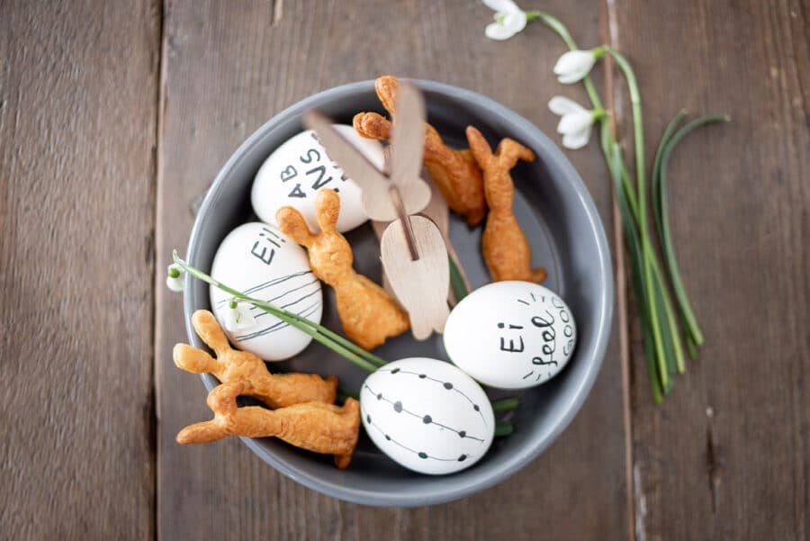 Ostereier färben: 5 kreative Ideen für wunderschöne Ostereier 6 6 Ostereier mit Text beschriften