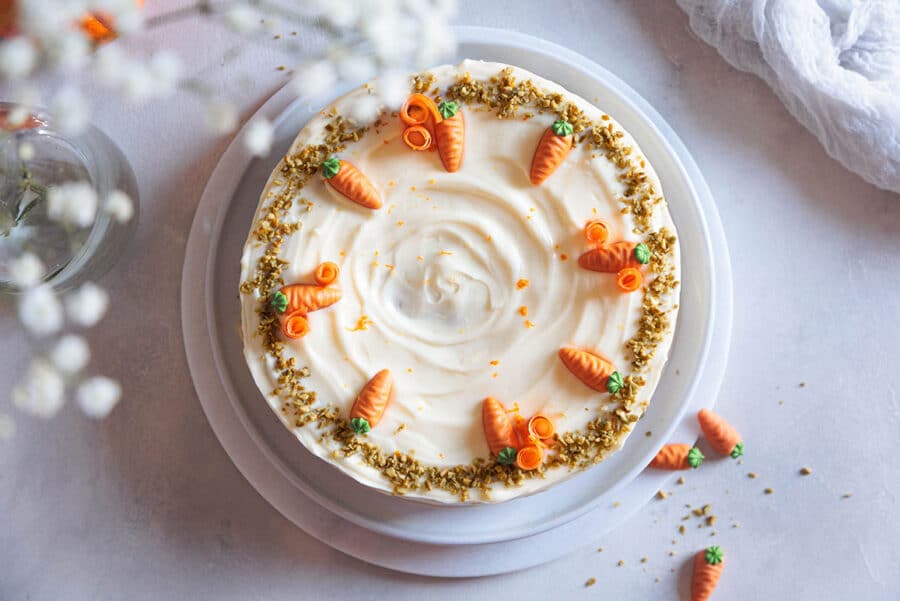 Saftiger Karottenkuchen – einfaches Rezept mit Frischkäse-Frosting