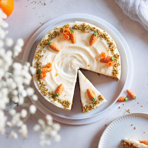 Saftiger Karottenkuchen – einfaches Rezept mit Frischkäse-Frosting