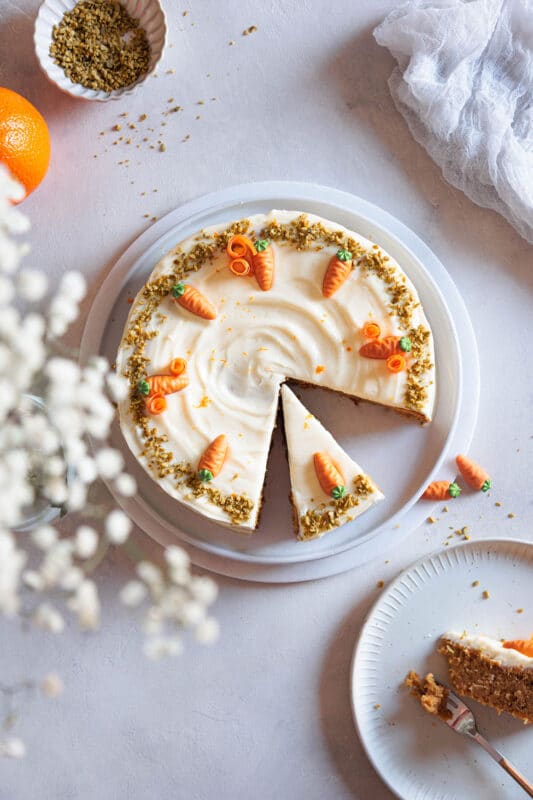 Saftiger Karottenkuchen – einfaches Rezept mit Frischkäse-Frosting