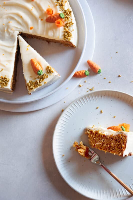 Saftiger Karottenkuchen – einfaches Rezept mit Frischkäse-Frosting 5 5 Leckerer Karottenkuchen