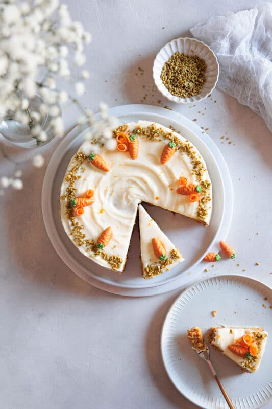 Saftiger Karottenkuchen – einfaches Rezept mit Frischkäse-Frosting