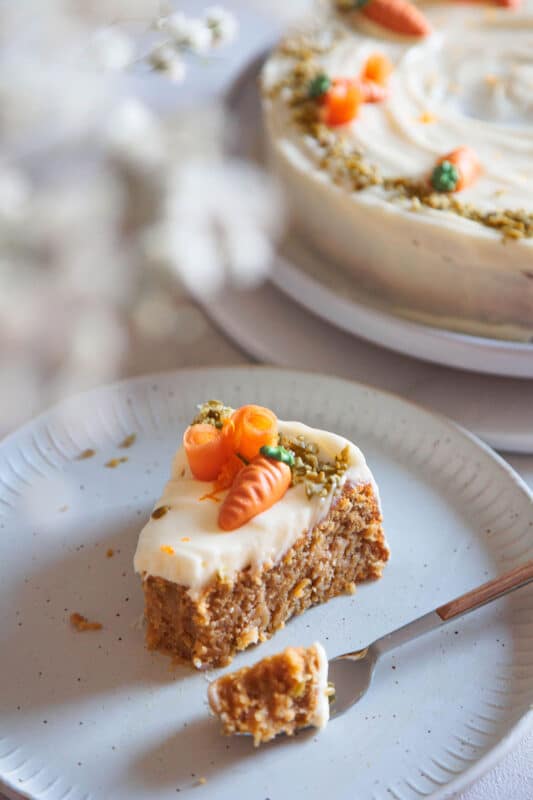 Saftiger Karottenkuchen – einfaches Rezept mit Frischkäse-Frosting 2 2 Karottenkuchenstück auf Teller