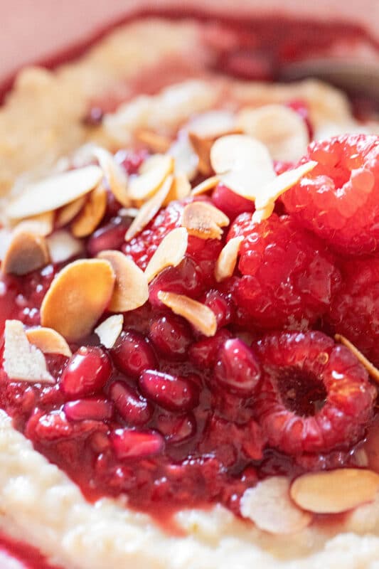 Vanille Porridge mit Himbeeren – cremiges Porridge-Rezept für ein warmes Frühstück 3 3 Vanille Porridge mit Himbeeren und Mandelblättchen