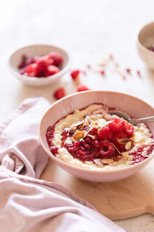 Vanille Porridge mit Himbeeren – cremiges Porridge-Rezept für ein warmes Frühstück 4 4 Vanille Porridge mit Himbeeren in Schüssel für das Frühstück