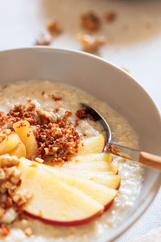 Apfel Porridge – ein gesundes Frühstück, das wie Apfelstrudel schmeckt 3 3 Apfel Porridge zubereiten