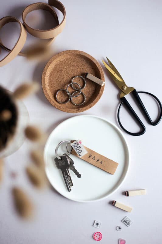 Vatertagsgeschenk basteln: Persönlichen Schlüsselanhänger selber machen 1 1 Vatertagsgeschenk basteln: DIY Schlüsselanhänger
