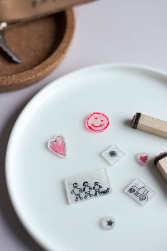 Muttertagsgeschenk basteln: 5 einfache Ideen mit Kindern 12 12 Muttertagsgeschenk basteln mit Schrumpffolie