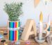 Einschulung Deko basteln: Bunte Tischdeko aus Vase mit Buntstiften
