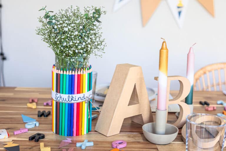Einschulung Deko basteln: Bunte Tischdeko aus Vase mit Buntstiften