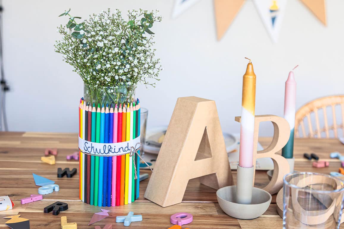 Einschulung Deko basteln: Bunte Tischdeko aus Vase mit Buntstiften