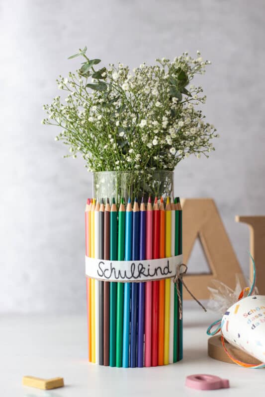 Einschulung Deko basteln: schnelle Tischdeko mit Buntstiften 8 8 Tischdeko zur Einschulung basteln: Vase mit Buntstiften
