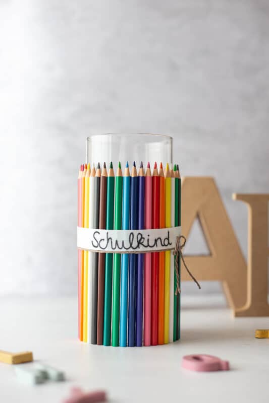 Einschulung Deko basteln: schnelle Tischdeko mit Buntstiften 16 16 Deko zur Einschulung: Vase mit Buntstiften